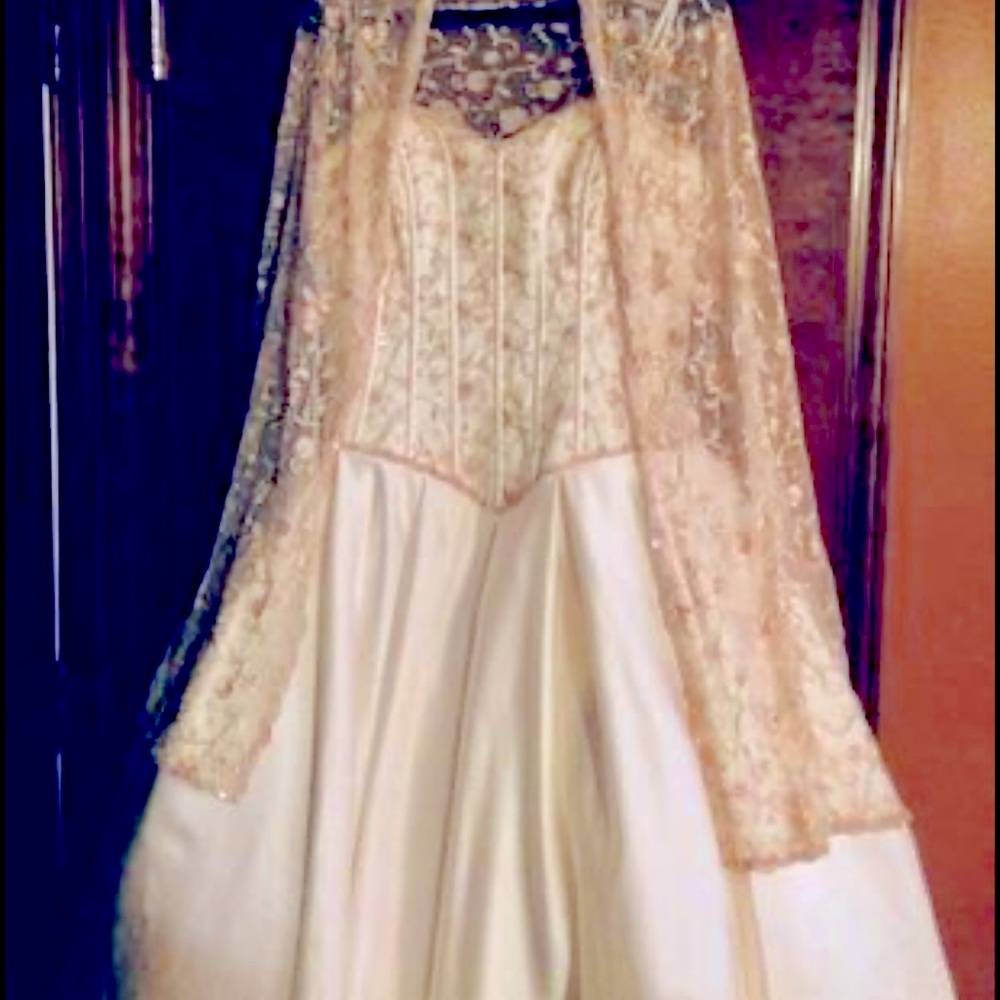 Ian Stuart wedding dress, matching shawl, veil and headpiece
